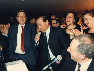 Berlusconi_cantante_a