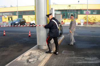 Peschiera_distributore_Eni_derubato