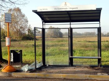 Peschiera vandali pensiline bus