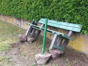 Rodano panchina  parco Avis divelta