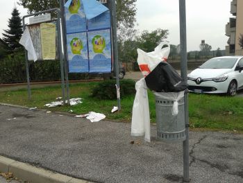 Mediglia Robbiano via Falcone cestino rifiuti