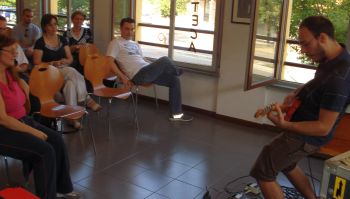 Pantigliate dimostrazione chitarra in biblioteca