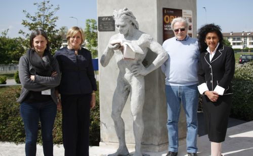 Pioltello Guido Pagani scultura Obu biblioteca