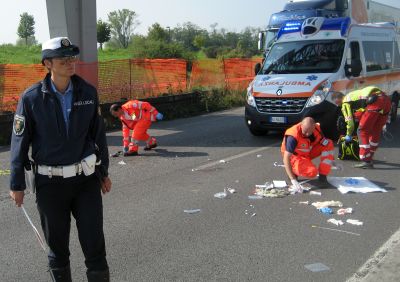 Pioltello tentato suicidio Rivoltana ponte Besozza