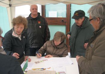Rodano_raccolta_firme_Pd_novembre_2012